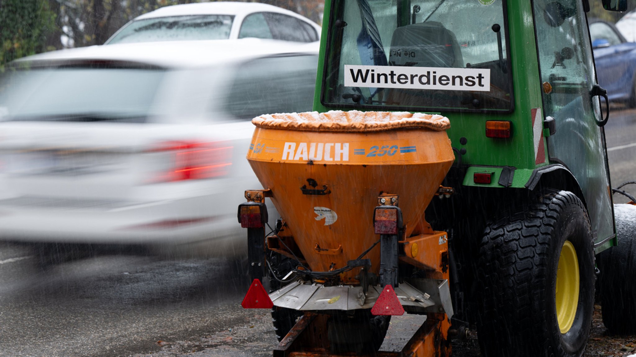 Ein Räumfahrzeug steht an einer Straße.