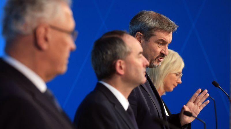 Ministerpräsident Markus Söder mit seinen Ministern Joachim Herrmann, Hubert Aiwanger und Ulrike Scharf | Bild: picture alliance/dpa | Karl-Josef Hildenbrand Ministerpräsident Markus Söder mit seinen Ministern Joachim Herrmann, Hubert Aiwanger und Ulrike Scharf