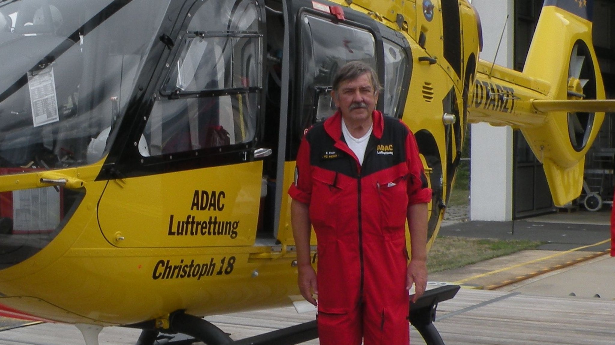 Rettungsassistent Ernst Freier vor "seinem" Christoph 18 (Archivbild).