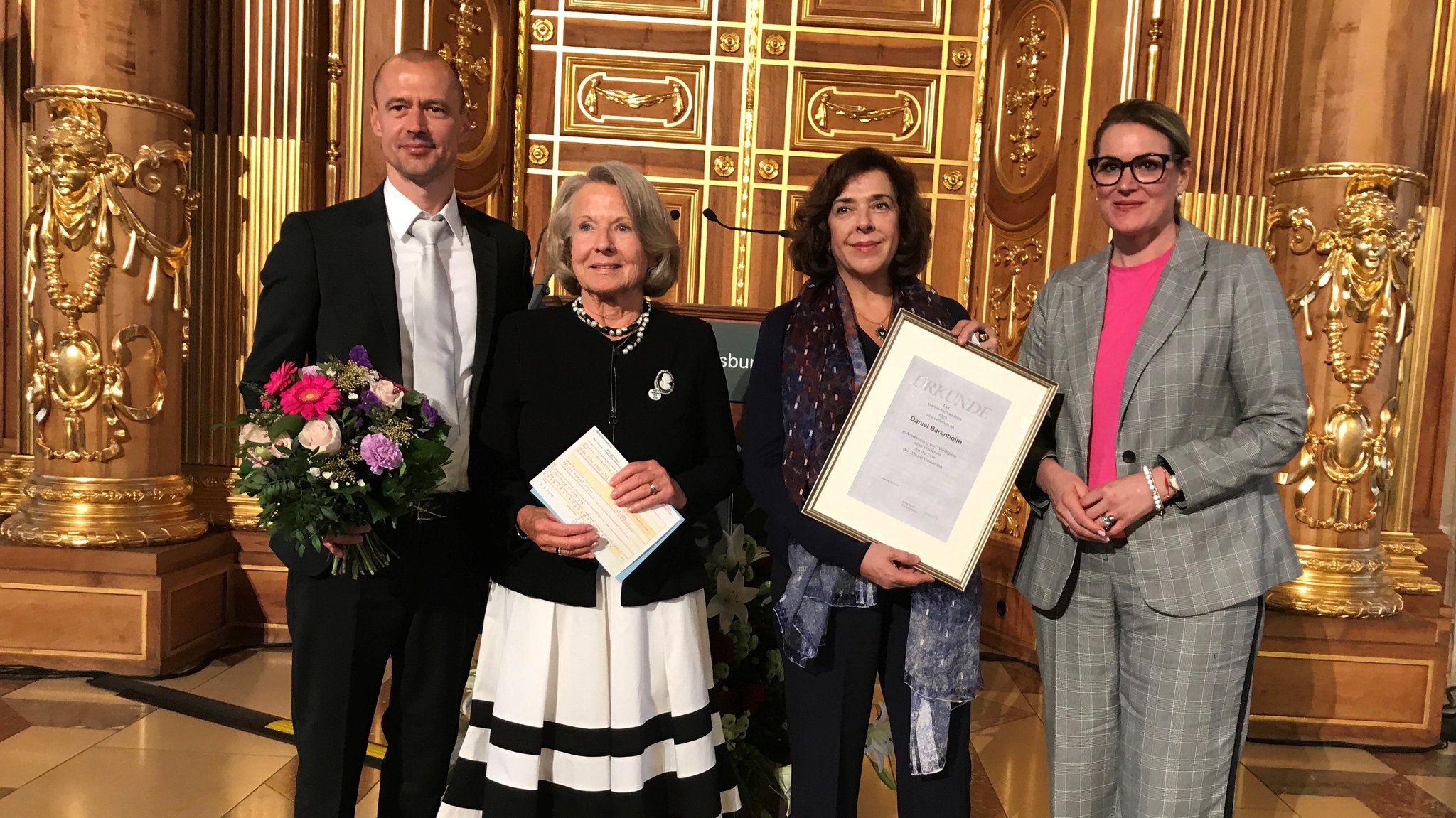 v.l.: Jörn Seinsch und Ingrid Seinsch (Stiftung Erinnerung), Elena Bashkirova in Vertretung von Daniel Barenboim und Augsburgs Oberbürgermeisterin Eva Weber.