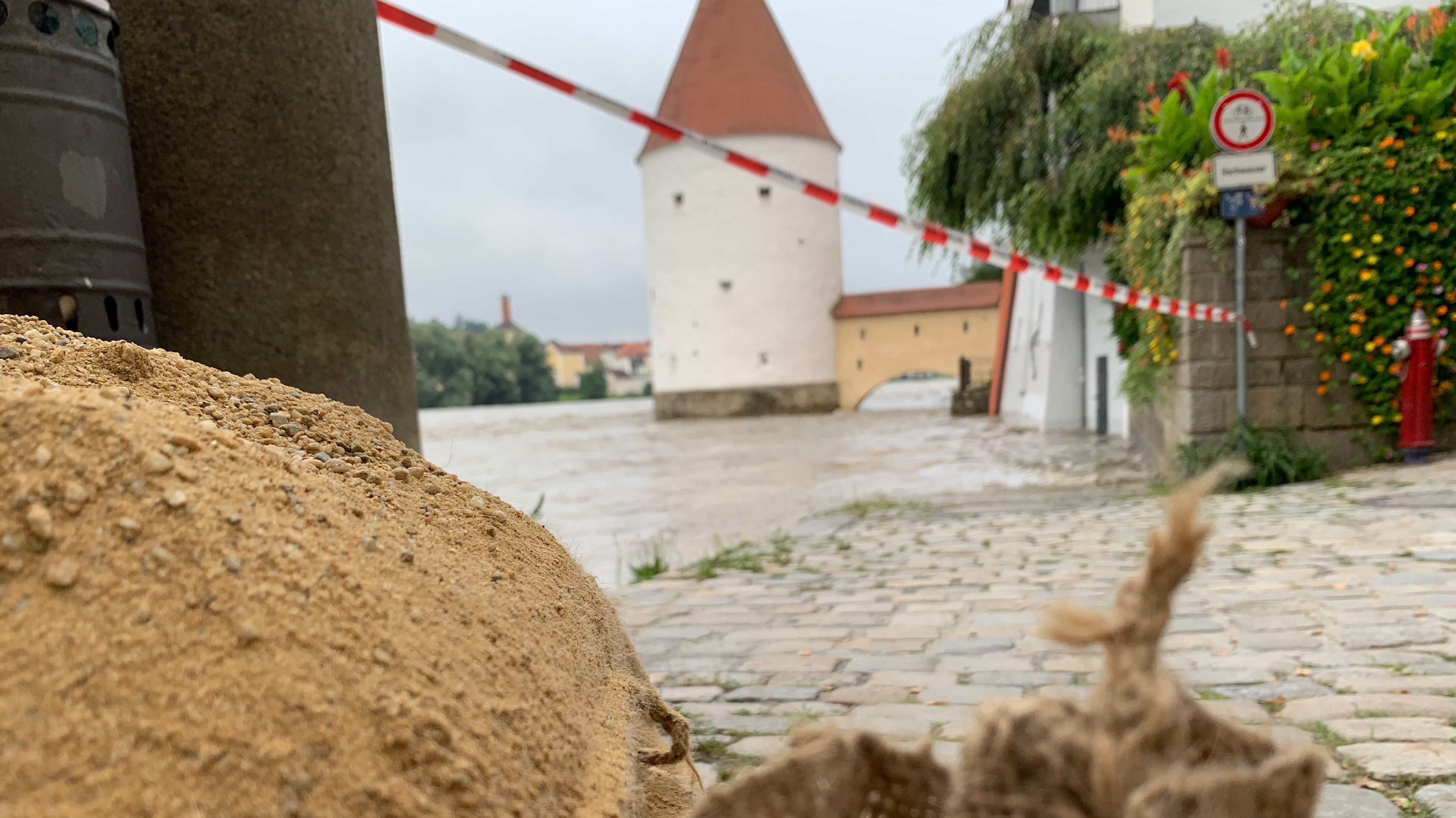 Hochwasser In Passau Aufraumarbeiten Haben Begonnen Br24