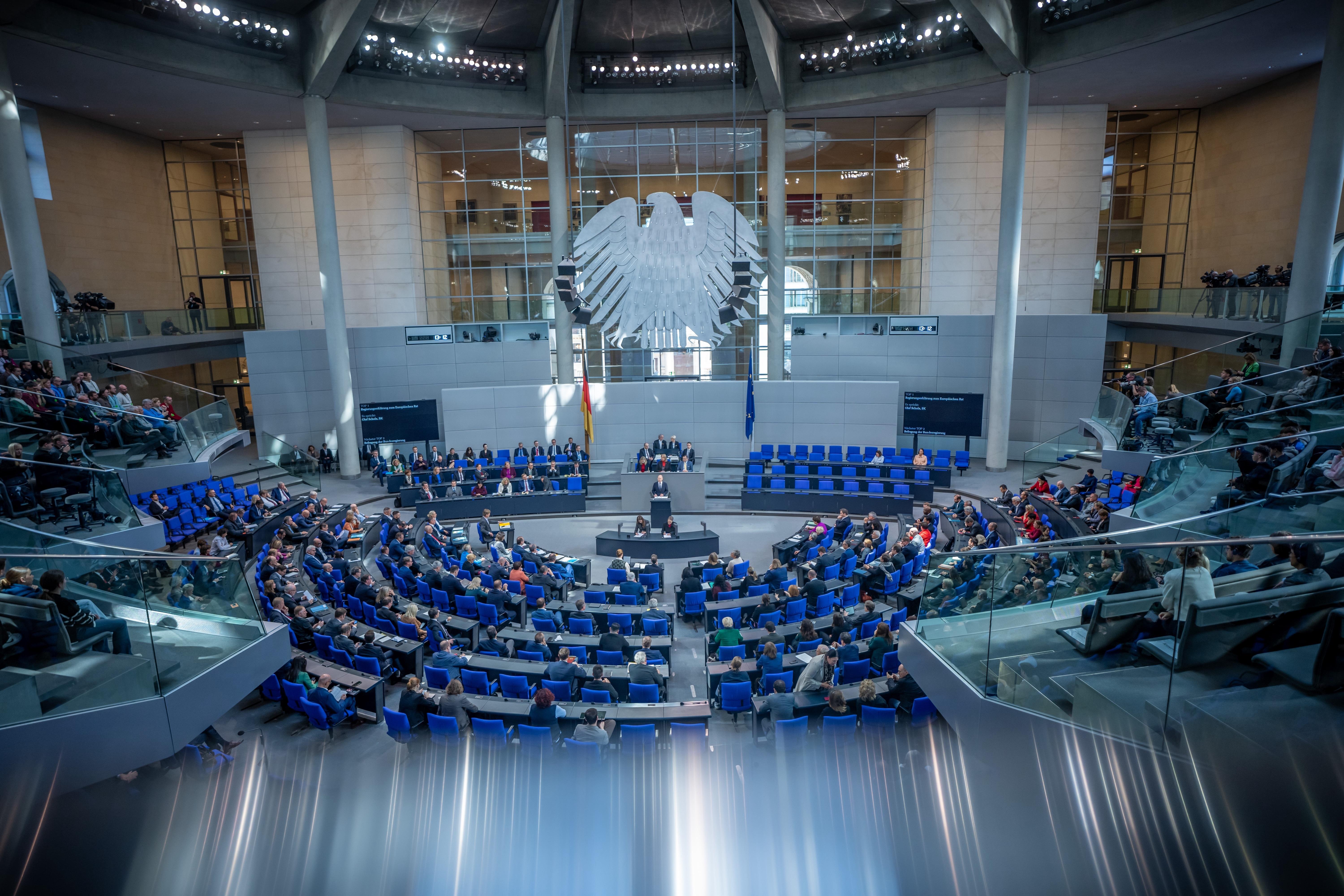 Bundeskanzler Olaf Scholz (SPD), spricht bei einer Regierungserklärung zum EU-Gipfel im Bundestag.