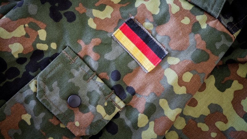 Aufgenähte Deutschland-Flagge auf dem Ärmel einer Uniformjacke | Bild: stock.adobe.com/Jörg Hüttenhölscher Aufgenähte Deutschland-Flagge auf dem Ärmel einer Uniformjacke