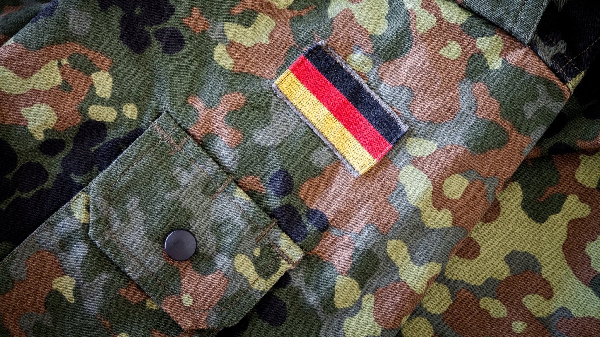 Aufgenähte Deutschland-Flagge auf dem Ärmel einer Uniformjacke