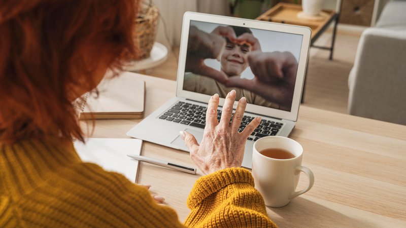 (Symbolbild) Wie höre ich von den Jungen, wenn die nicht mehr wie die Alten kommunizieren? Eine ältere Dame probiert es mit Videotelefonie. | Bild: pa/Westend61/Alena Kuznetsova (Symbolbild) Wie höre ich von den Jungen, wenn die nicht mehr wie die Alten kommunizieren? Eine ältere Dame probiert es mit Videotelefonie.