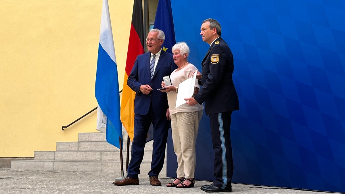 Fünfmal innerhalb von vier Jahren hat die 82-jährige Marlene Bayer aus Rimpar im Landkreis Würzburg Trickbetrüger gestellt. Dafür erhielt die Seniorin die Courage-Medaille.