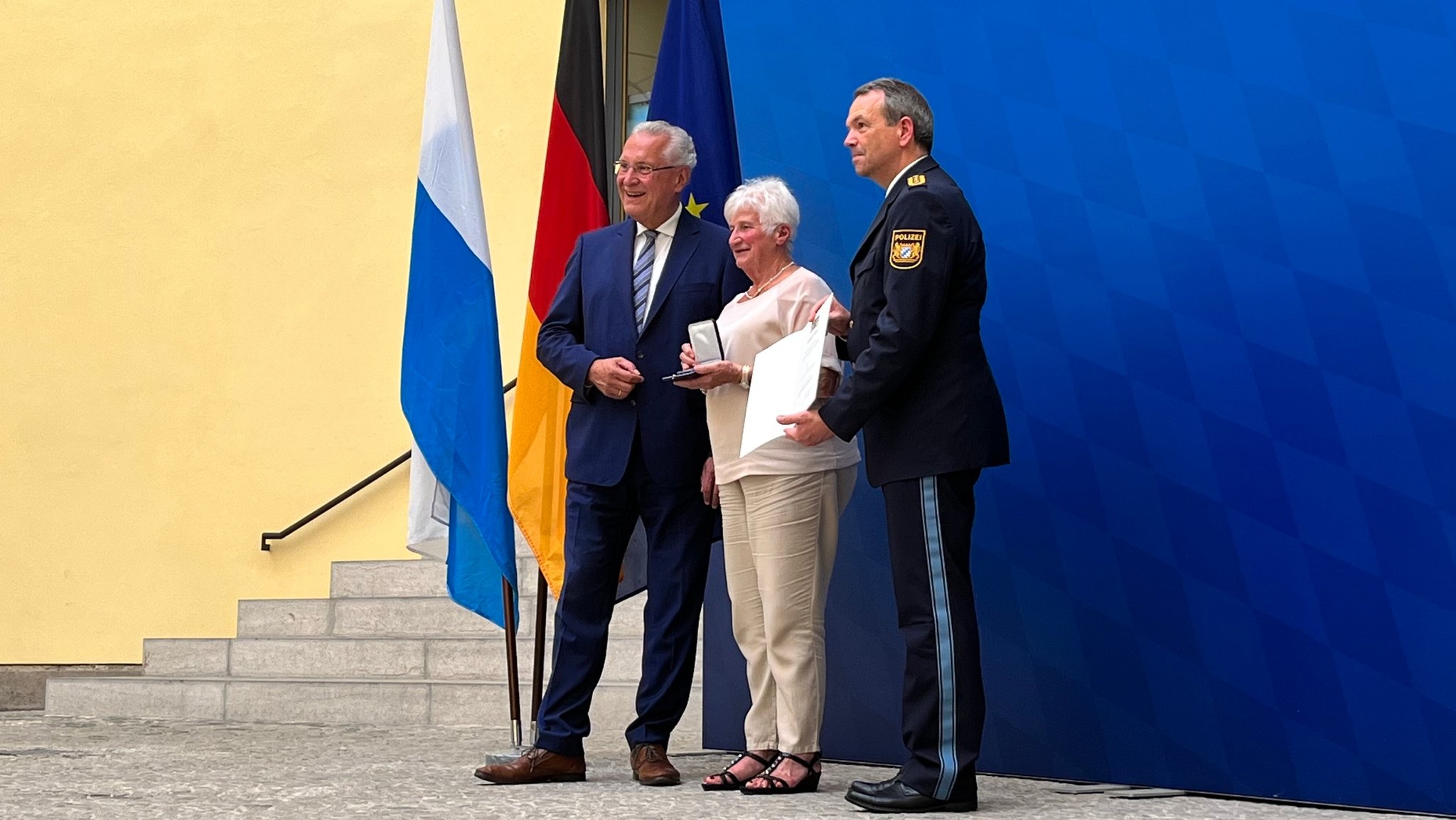 Fünfmal Trickbetrüger gestellt: Verdienst-Medaille für Seniorin