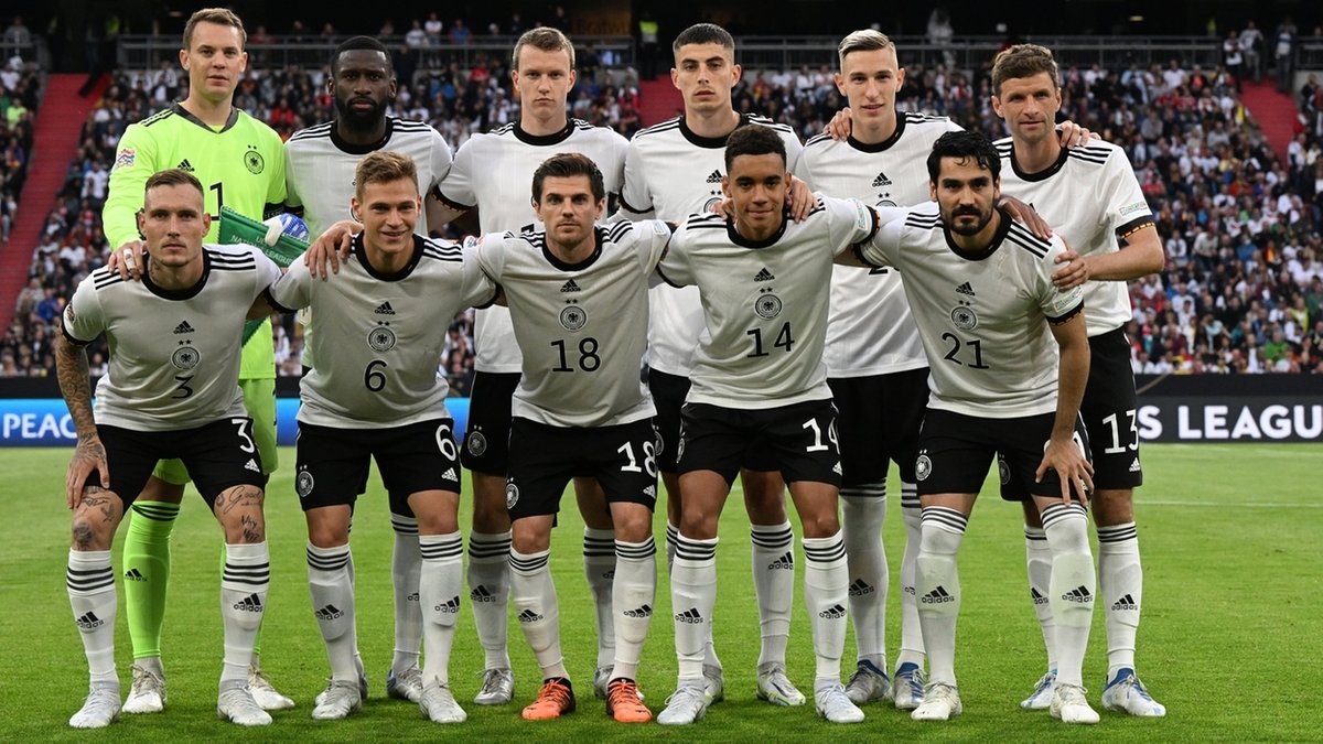 Das deutsche DFB-Männer-Nationalteam am 7. Juni 2022 vor dem Spiel gegen England im Fröttmaninger Fußballstadion.