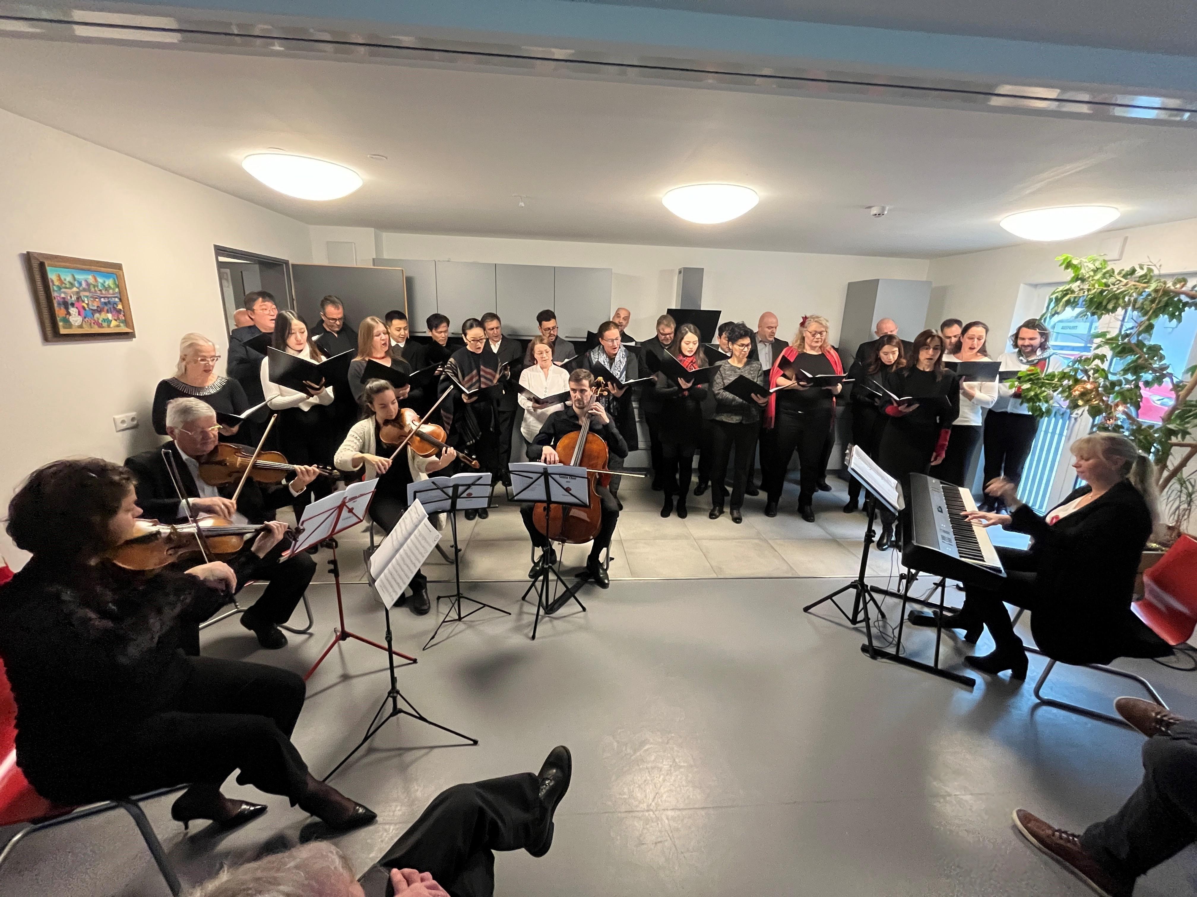 Der Opernchor des Staatstheaters Augsburg und ein Streichquartett bringen Weihnachtslieder und Freude in das Georg-Beis-Haus.