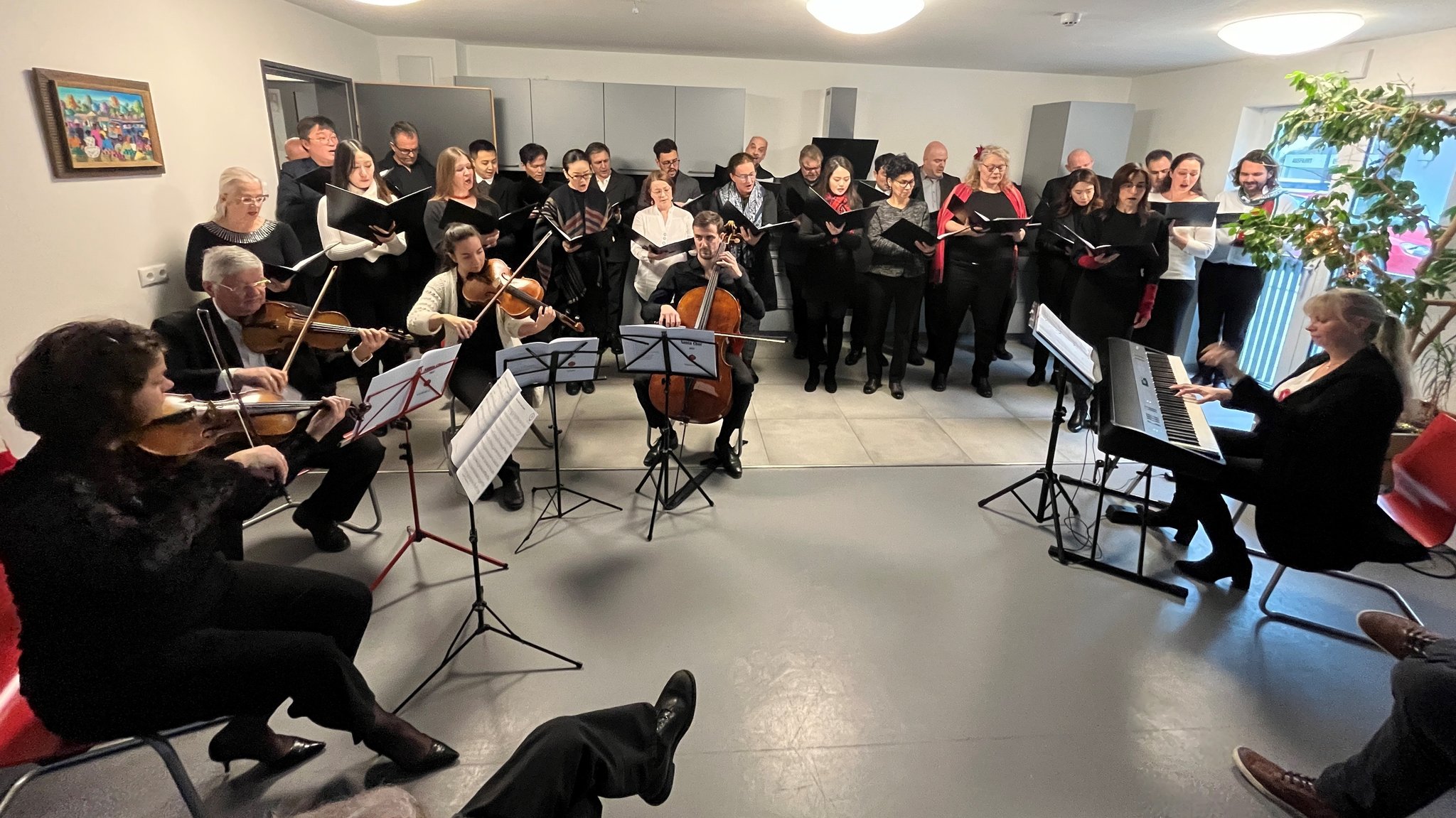 Der Opernchor des Staatstheaters Augsburg und ein Streichquartett bringen Weihnachtslieder und Freude in das Georg-Beis-Haus.