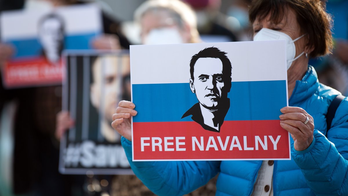 Eine Demonstrantin protestiert bei einer Kundgebung in Düsseldorf gegen die Inhaftierung des Kreml-Kritikers Nawalny.