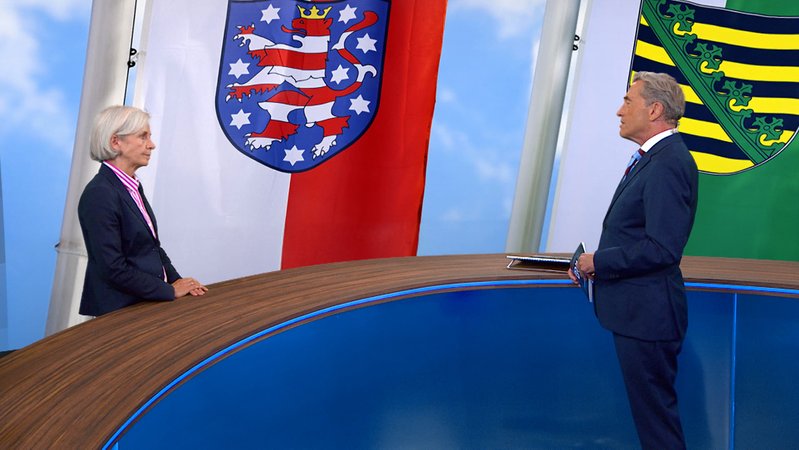 Politikwissenschaftlerin Prof. Ursula Münch analysiert im BR24-Interview die Ergebnisse der Landtagswahlen in Sachsen und Thüringen. | Bild: BR Politikwissenschaftlerin Prof. Ursula Münch analysiert im BR24-Interview die Ergebnisse der Landtagswahlen in Sachsen und Thüringen.
