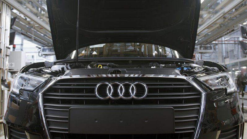 In der Audi-Produktionshalle. | Bild: ARD Degeto/BR/Edgar Reitz Filmstiftung/FFF Bayern/Hochschule für Fernsehen und Film München/MOTEL Film/NEOS Film In der Audi-Produktionshalle.