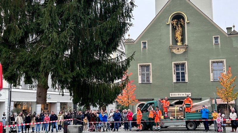Am Straubinger Ludwigsplatz steht bereits der Christbaum. Nun kann drumherum der Christkindlmarkt aufgebaut werden. Die stattliche Rotfichte stammt aus dem Garten einer Straubinger Kita und hätte sowieso gefällt werden müssen. | Bild: BR/Christian Riedl Am Straubinger Ludwigsplatz steht bereits der Christbaum. Nun kann drumherum der Christkindlmarkt aufgebaut werden. Die stattliche Rotfichte stammt aus dem Garten einer Straubinger Kita und hätte sowieso gefällt werden müssen.