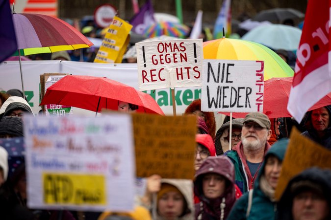  24.02.2024, Nordrhein-Westfalen, Marl: Einige hundert Demonstranten nehmen anlässlich des AfD-Landesparteitages in Marl an einer Demonstration gegen die Partei teil.