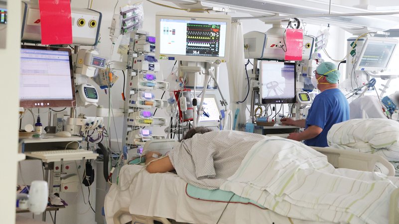 Archivbild von 2022: Ein Pfleger untersucht einen Patienten auf der Covid-19-Intensivstation in einer Klinik in Gera. | Bild: picture alliance/dpa/dpa-Zentralbild | Bodo Schackow Archivbild von 2022: Ein Pfleger untersucht einen Patienten auf der Covid-19-Intensivstation in einer Klinik in Gera.