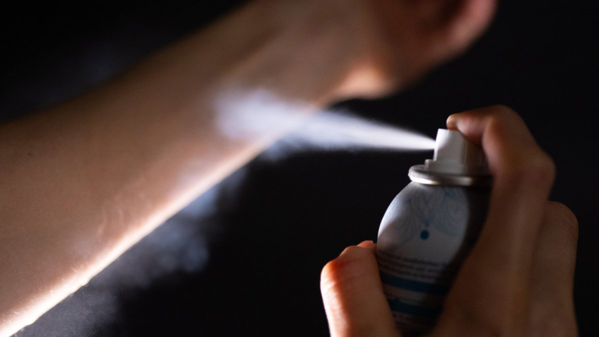 ILLUSTRATION - 22.09.2023, Berlin: Deo aus einer Sprühdose wird auf die Haut eines Arms gesprüht. In den sozialen Netzwerken schlägt die sogenannte Deo-Challenge Wellen. I | Bild: dpa-Bildfunk/Monika Skolimowska ILLUSTRATION - 22.09.2023, Berlin: Deo aus einer Sprühdose wird auf die Haut eines Arms gesprüht. In den sozialen Netzwerken schlägt die sogenannte Deo-Challenge Wellen. I