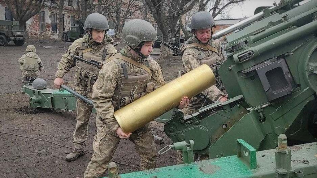 Ukrainische Soldaten laden ein Geschütz bei einer Übung
