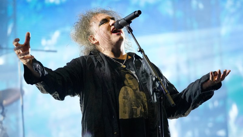 Bestechender Pop-Appeal: The Cure-Sänger Robert Smith bei einem Auftritt in Chicago am 17.09.2023 | Bild: picture alliance / Rob Grabowski/Invision/AP | Rob Grabowski Bestechender Pop-Appeal: The Cure-Sänger Robert Smith bei einem Auftritt in Chicago am 17.09.2023