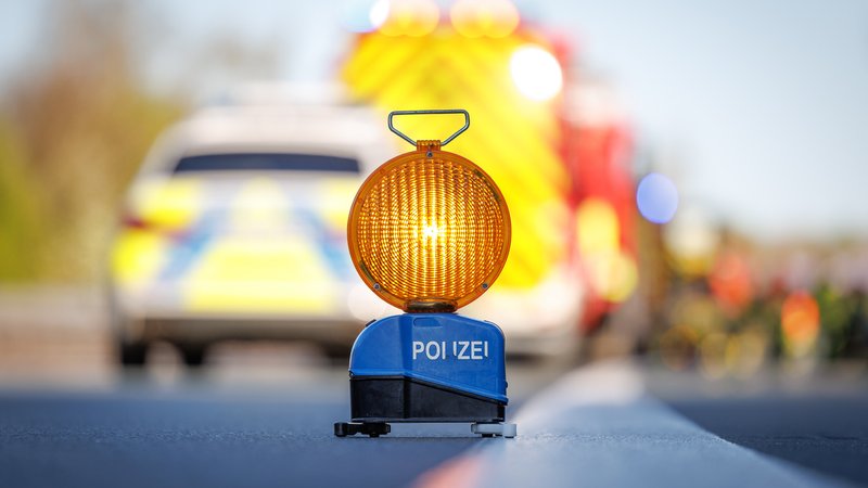 Eine Polizeiabsperrung steht auf einer Fahrspur der Autobahn A33 (Symbolbild) | Bild: picture alliance/dpa - Friso Gentsch Eine Polizeiabsperrung steht auf einer Fahrspur der Autobahn A33 (Symbolbild)