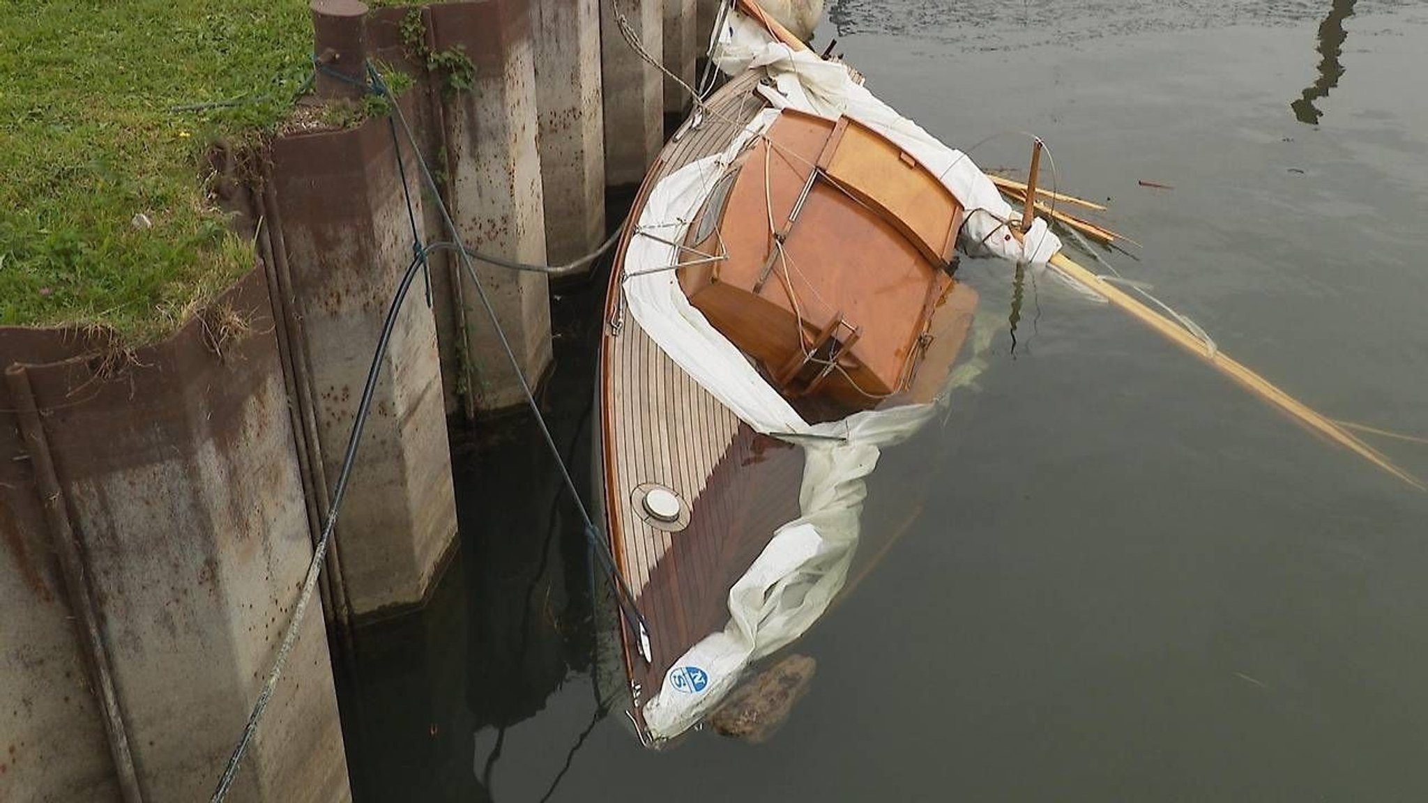 Das verunglückte Segelboot im Hafen: Das Segelboot wurde von der Feuerwehr aus dem Wasser geholt.