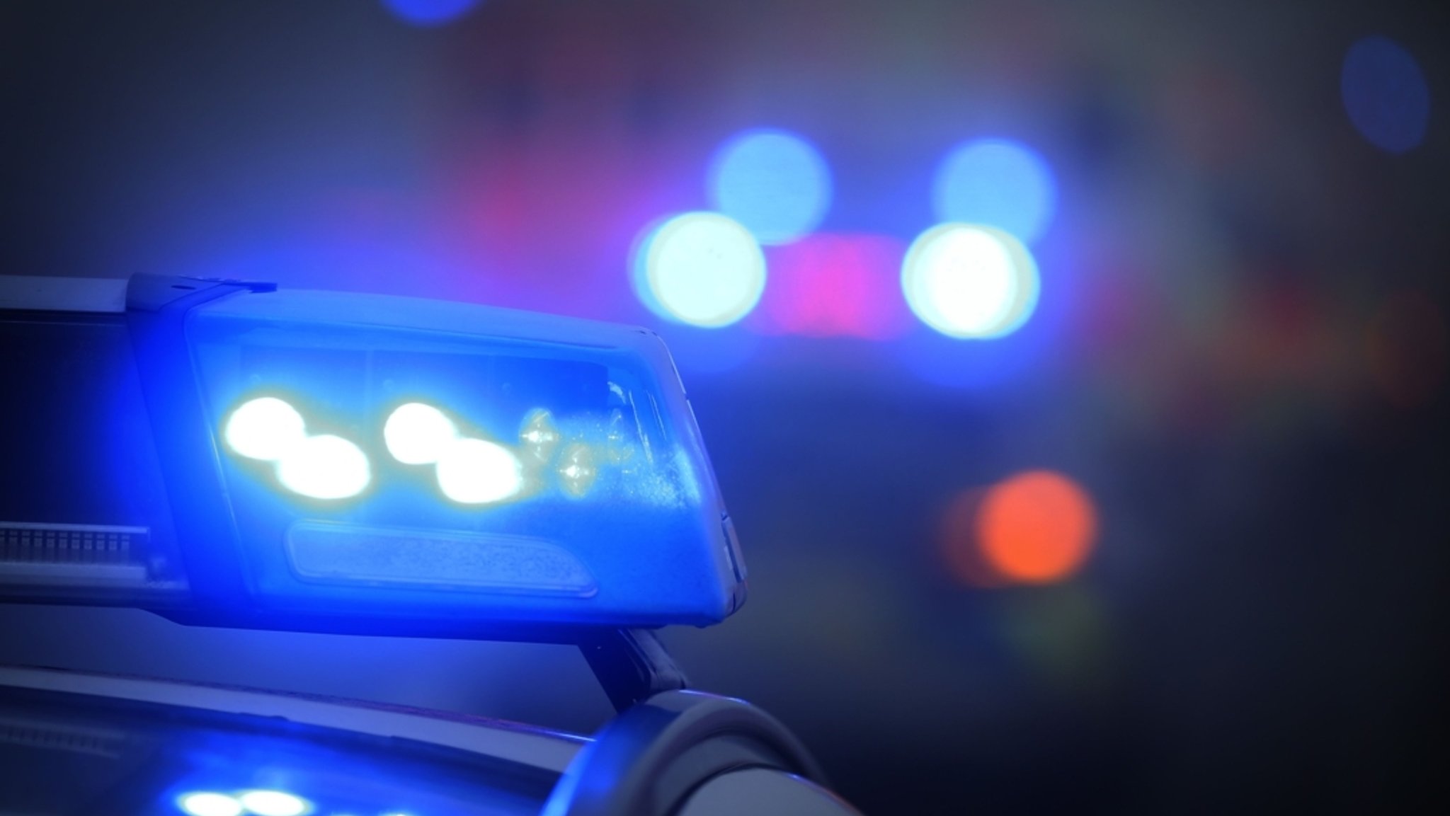 Auf einem Polizeiauto leuchtet das Blaulicht | Bild: dpa-Bildfunk/Karl-Josef Hildenbrand Auf einem Polizeiauto leuchtet das Blaulicht