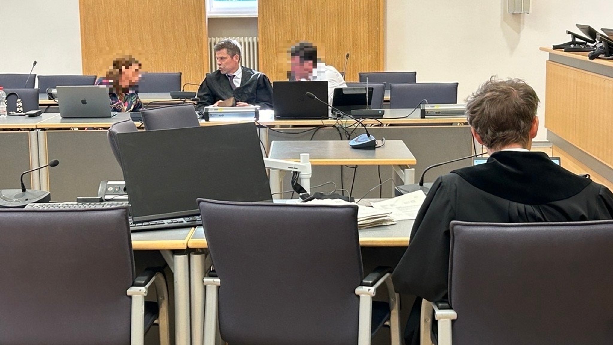 Der Angeklagte im Gerichtssaal. | Bild: BR/Corinna Ballweg Der Angeklagte im Gerichtssaal.