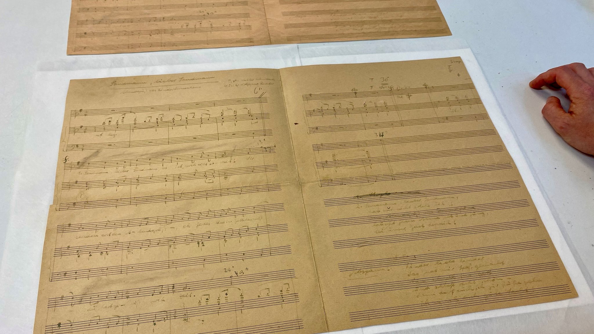 Das Original-Notenblatt mit dem Sandmännchen-Lied ist mit der Zeit vergilbt und wurde brüchig. Jetzt wurde es restauriert.