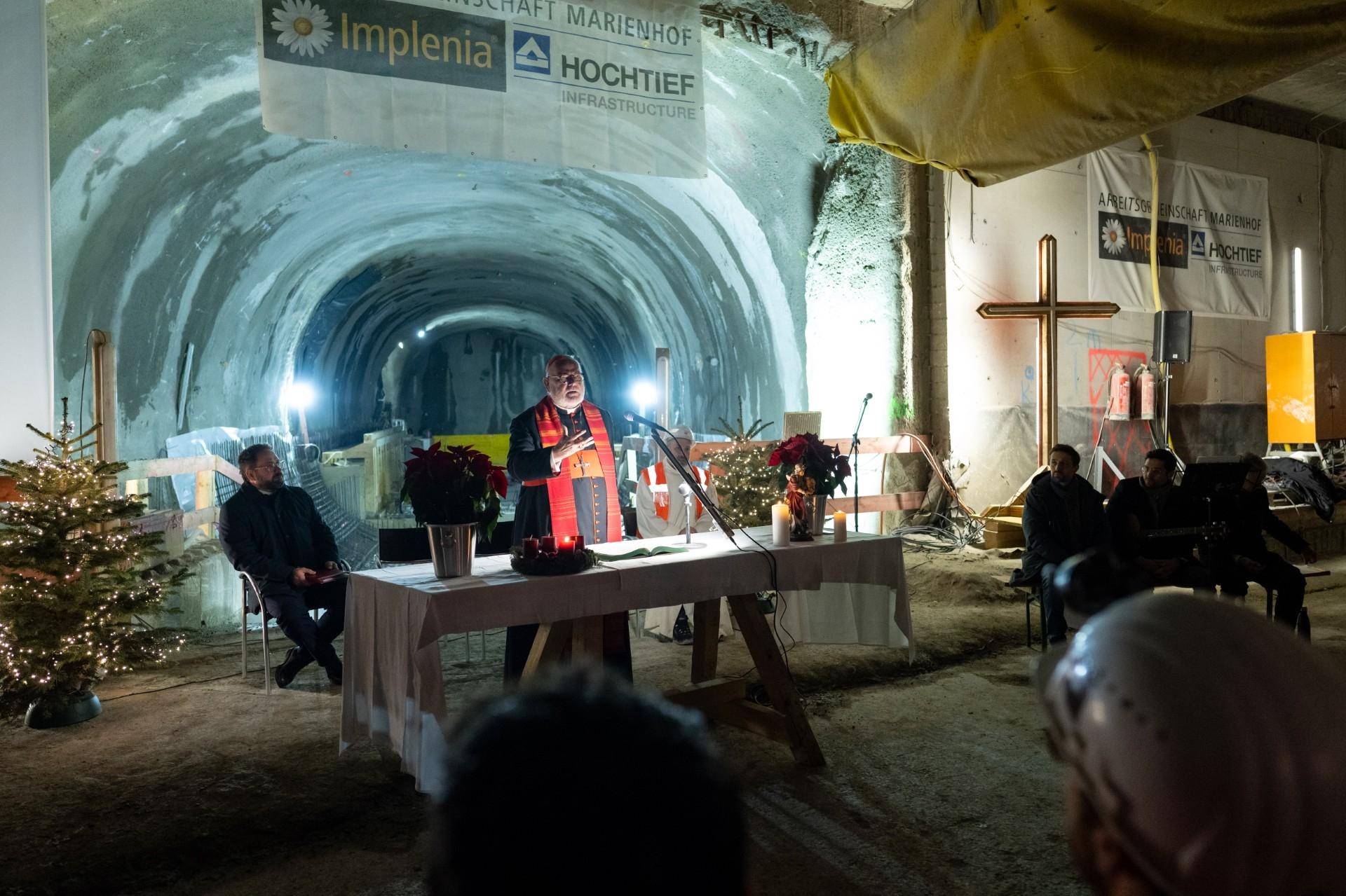 Zum Barbarafest feiert Kardinal Reinhard Marx, Erzbischof von München und Freising, mit Mitarbeiterinnen und Mitarbeitern der Baumaßnahmen an der zweiten Stammstrecke der S-Bahn München einen Gottesdienst auf der Baustelle am Marienhof in München.    Konzelebriert hat Florian Wagner, Seelsorger für die Mitarbeitenden der 2. Stammstrecke München.