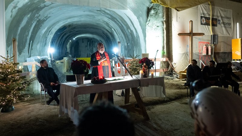 Zum Barbarafest feiert Kardinal Reinhard Marx, Erzbischof von München und Freising, mit Mitarbeiterinnen und Mitarbeitern der Baumaßnahmen an der zweiten Stammstrecke der S-Bahn München einen Gottesdienst auf der Baustelle am Marienhof in München. Konzelebriert hat Florian Wagner, Seelsorger für die Mitarbeitenden der 2. Stammstrecke München. | Bild: Erzbischöfliches Ordinariat München/Lennart Preiss. Zum Barbarafest feiert Kardinal Reinhard Marx, Erzbischof von München und Freising, mit Mitarbeiterinnen und Mitarbeitern der Baumaßnahmen an der zweiten Stammstrecke der S-Bahn München einen Gottesdienst auf der Baustelle am Marienhof in München. Konzelebriert hat Florian Wagner, Seelsorger für die Mitarbeitenden der 2. Stammstrecke München.
