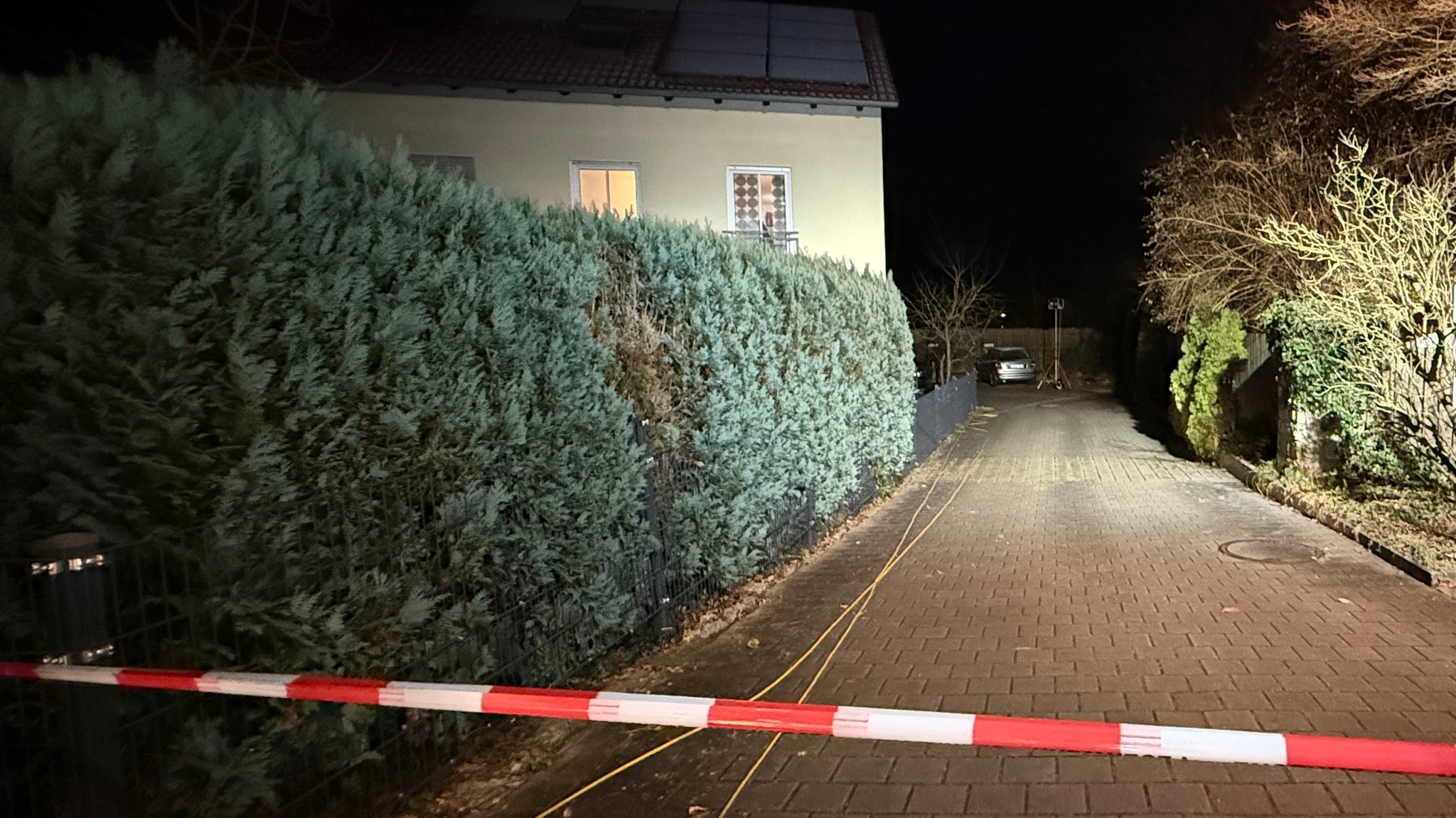 Polizeiabsperrung vor einem Wohnhaus