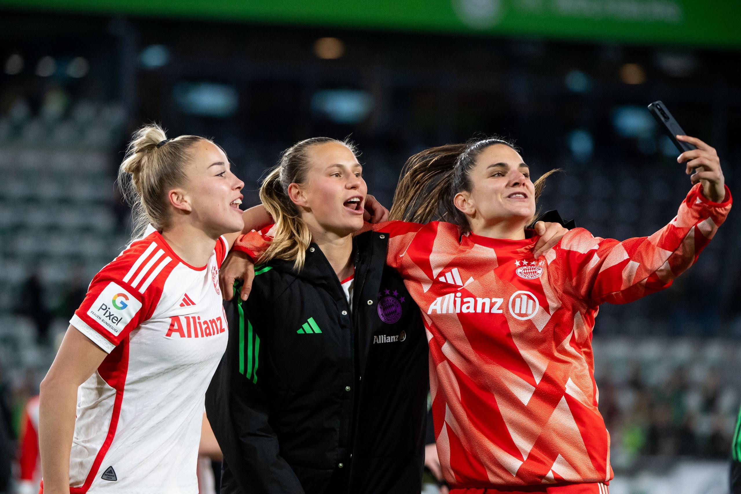 Giulia Gwinn (FC Bayern Muenchen, #07), Klara Buehl (FC Bayern Muenchen, #17), Jovana Damnjanovic (FC Bayern Muenchen, #09) jubeln ueber den Sieg