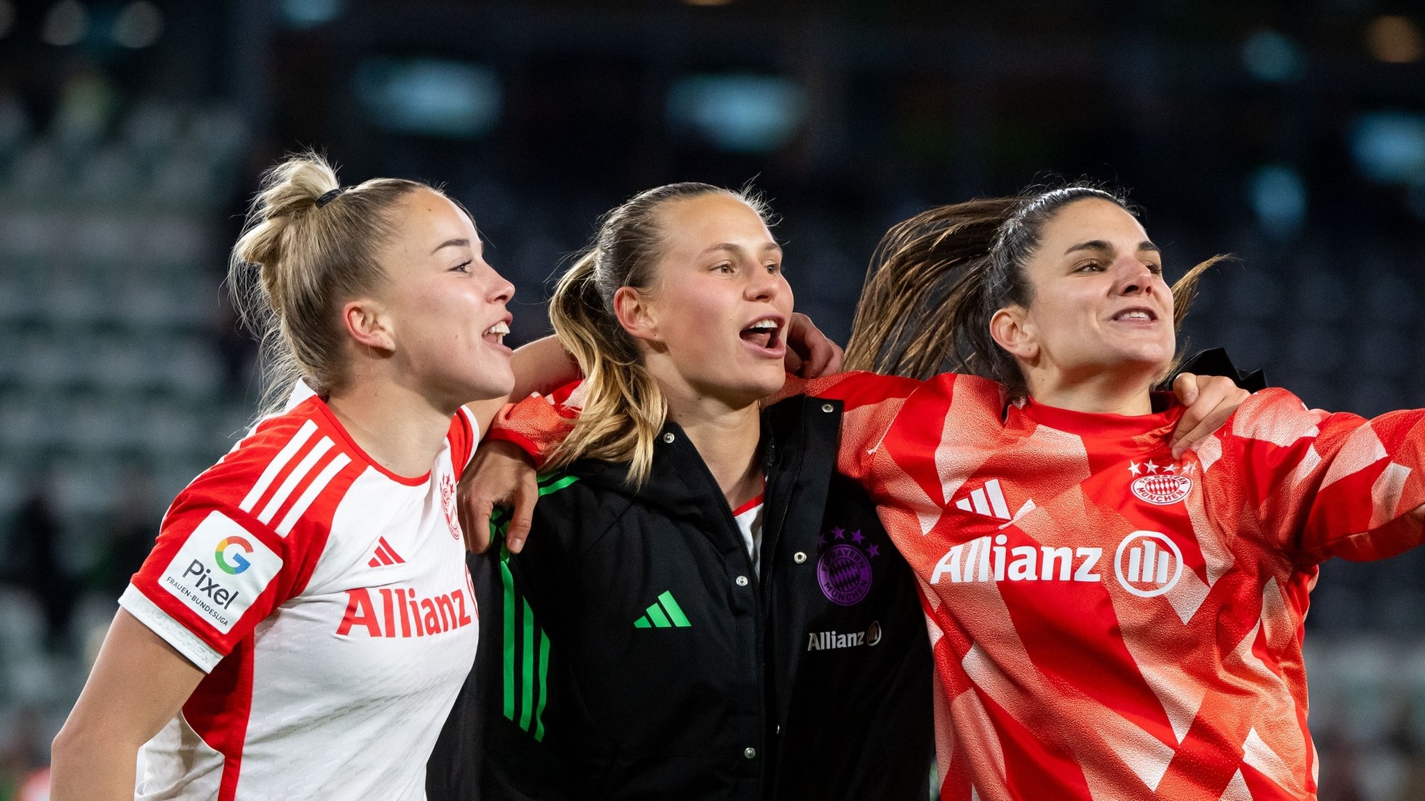 Giulia Gwinn (FC Bayern Muenchen, #07), Klara Buehl (FC Bayern Muenchen, #17), Jovana Damnjanovic (FC Bayern Muenchen, #09) jubeln ueber den Sieg