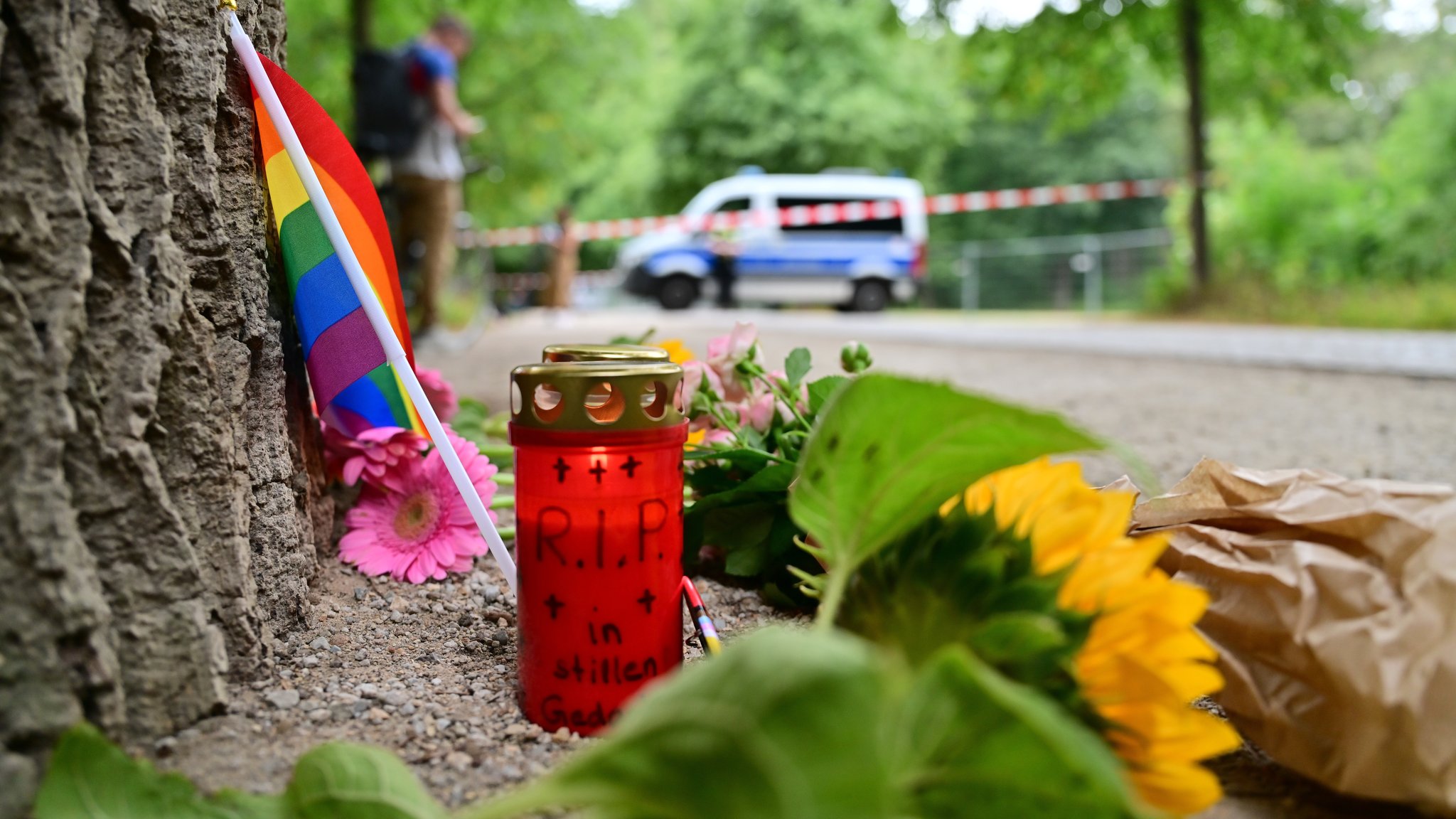 Blumen und Kerzen am Tatort