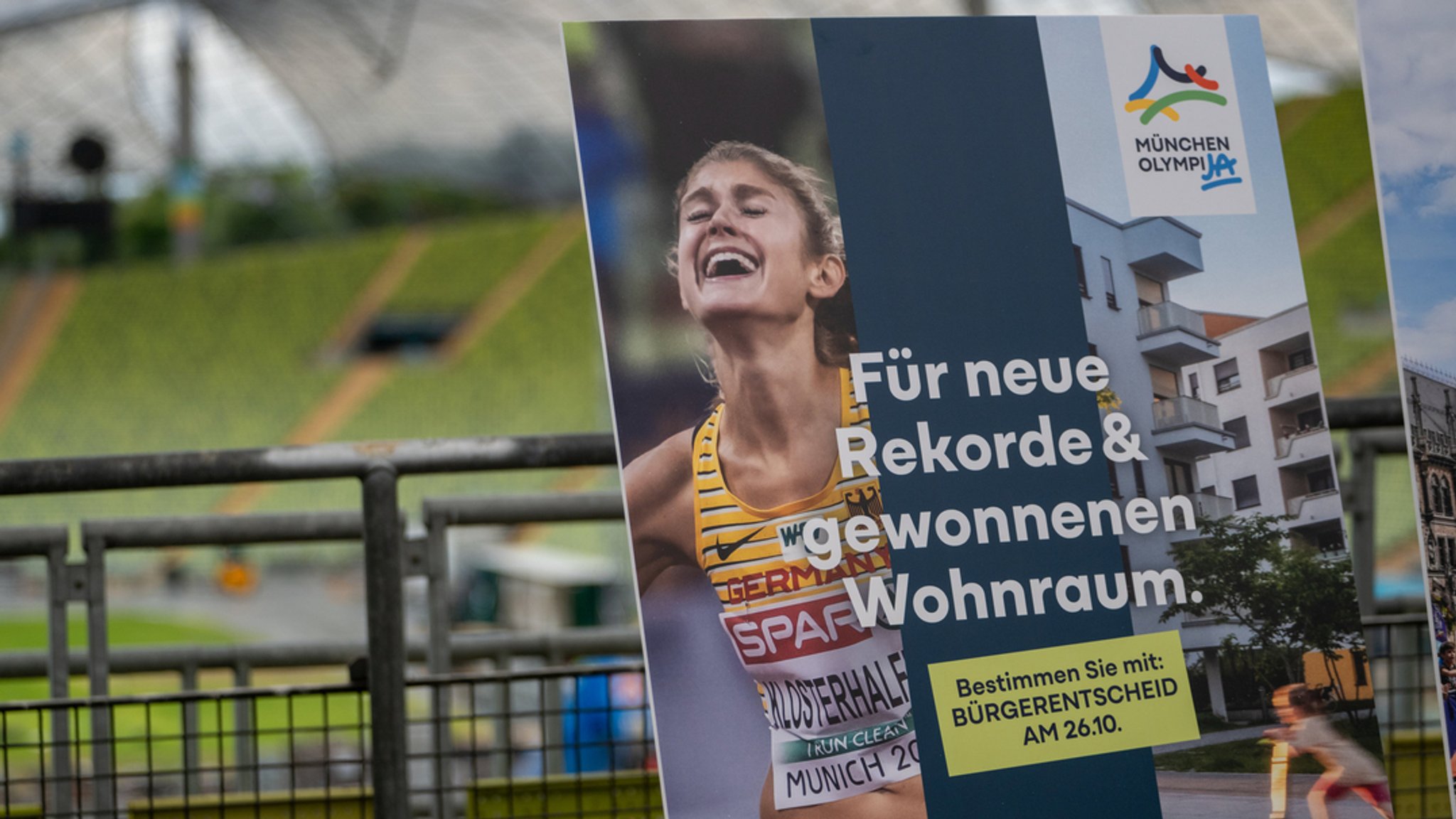Ein Plakat mit der Aufschrift «Für neue Rekorde & gewonnenen Wohnraum» steht bei einer Pressekonferenz im Olympiastadion in München zur Bewerbung Münchens für die Olympischen und Paralympischen Spiele in den Jahren 2036, 2040 oder 2044.