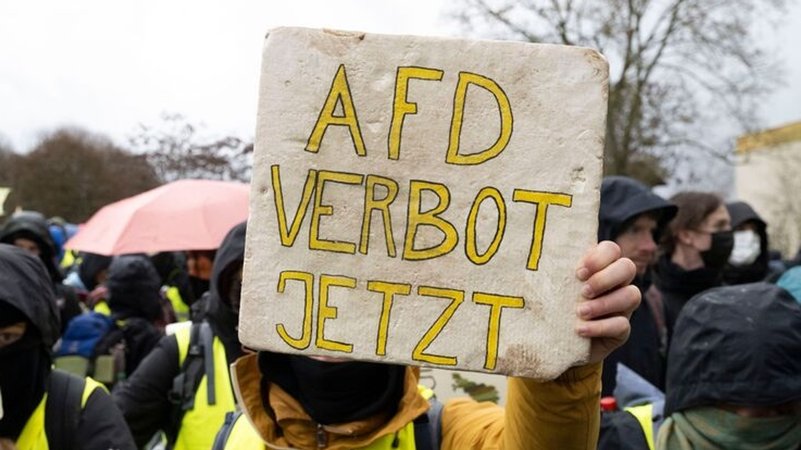 (Symbolbild) Vor dem Hauptgebäude der Ludwig-Maximilians-Universität haben sich nach Polizeiangaben rund 2.000 Menschen versammelt. | Bild: dpa-Bildfunk/Boris Roessler (Symbolbild) Vor dem Hauptgebäude der Ludwig-Maximilians-Universität haben sich nach Polizeiangaben rund 2.000 Menschen versammelt.