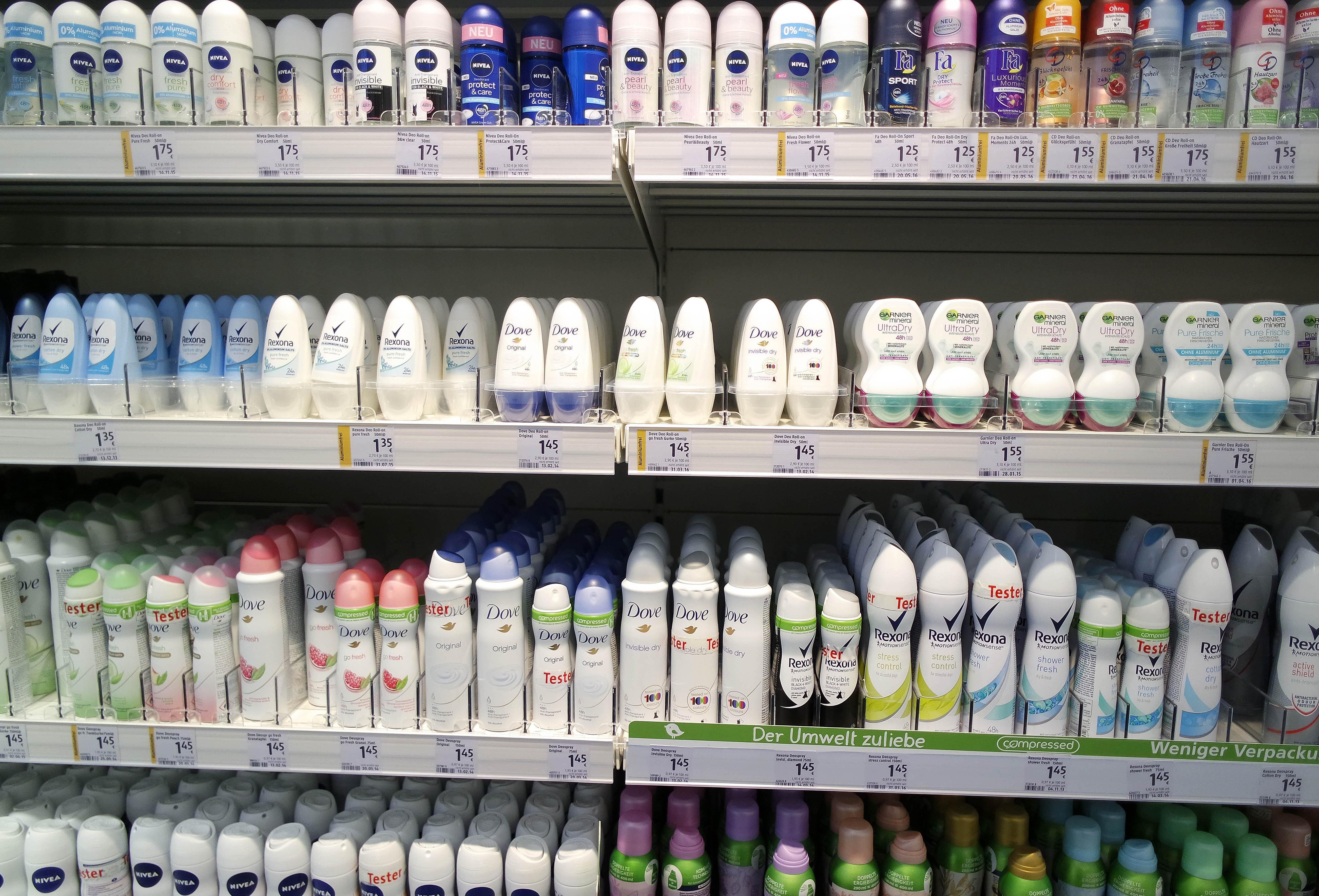 Deos verschiedener Marken stehen in einem Regal im Drogeriemarkt.