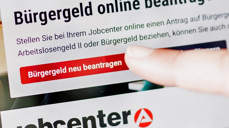 Eine Frau tippt auf einen Link zum Beantragen des Bürgergeldes. | Bild: dpa-Bildfunk/Carsten Koall Eine Frau tippt auf einen Link zum Beantragen des Bürgergeldes.