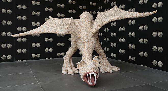 Sarah Lucas, Tits in Space, 2000 (Tapete) und Drag-On, 2003