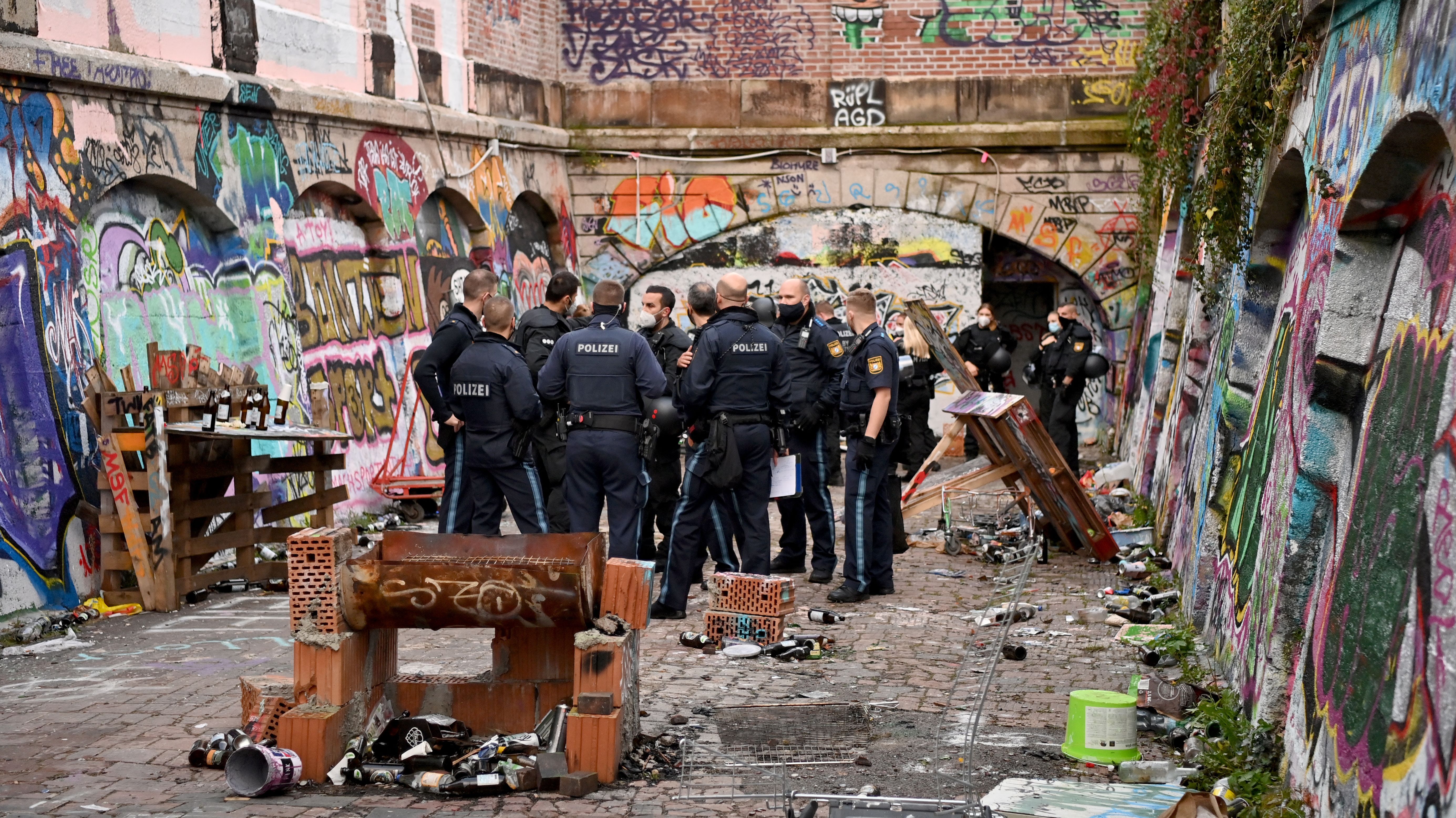 Fast 150 teilnehmer feiern illegale rave party in verlassener fabrikhalle fast 150 menschen feiern eine illegale rave party auf dem norton gelände in wesseling. Rave Party Schanzenviertel . Polizei Lost Rave Party Im Munchner Schlachthofviertel Auf Br24