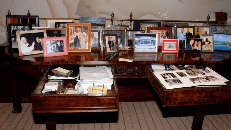 Veröffentlicht, dann entfernt, jetzt wieder online: Bild mit mehreren Epstein-Fotos | Bild: Reuters/U.S. Justice Department Veröffentlicht, dann entfernt, jetzt wieder online: Bild mit mehreren Epstein-Fotos