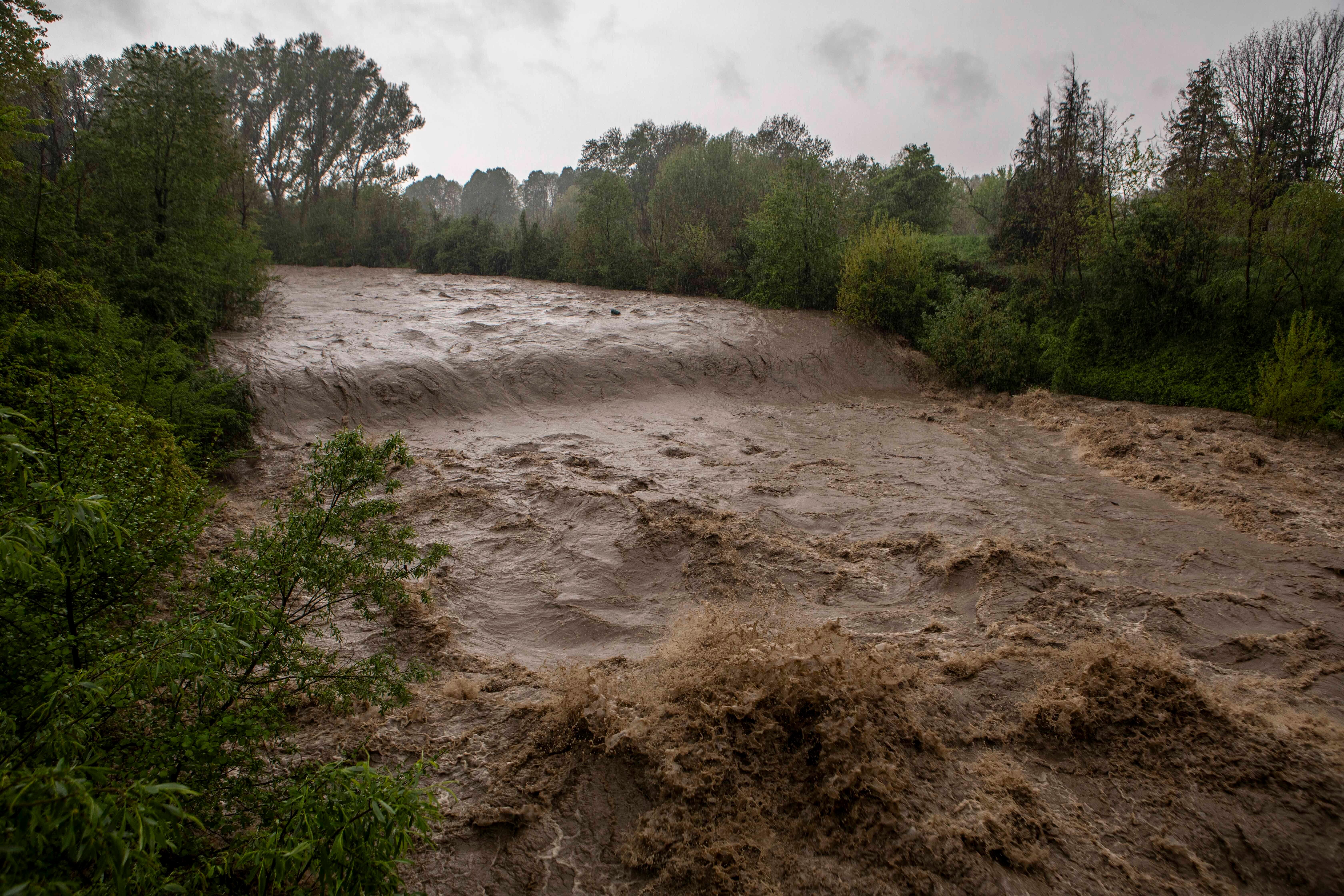 Der Fluss Dora in Turin ist wegen des vielen Regens zum reißenden Strom geworden.