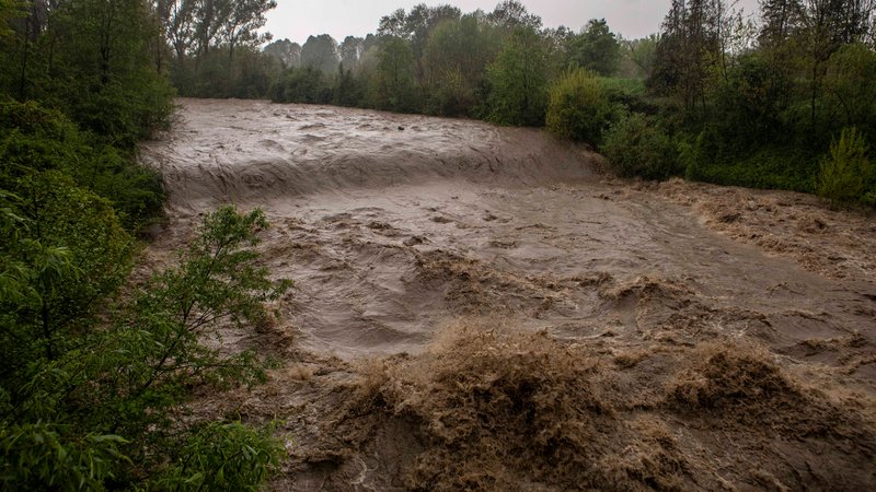 Der Fluss Dora in Turin ist wegen des vielen Regens zum reißenden Strom geworden. | Bild: picture alliance / ZUMAPRESS.com | Andrea Alfano Der Fluss Dora in Turin ist wegen des vielen Regens zum reißenden Strom geworden.