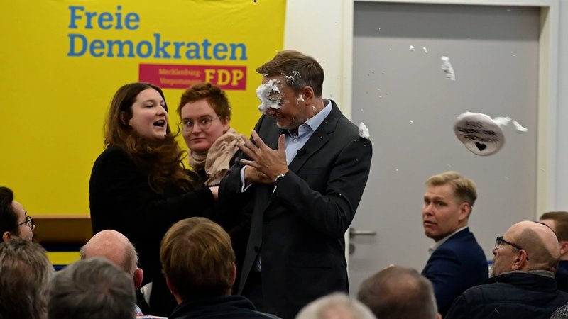 Der FDP-Vorsitzende Christian Lindner (M) bekommt bei einem Wahlkampfauftritt in Greifswald Schaum ins Gesicht. | Bild: picture alliance/dpa | Stefan Sauer Der FDP-Vorsitzende Christian Lindner (M) bekommt bei einem Wahlkampfauftritt in Greifswald Schaum ins Gesicht.