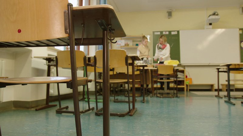 Schulen überall in Bayern suchen nach Lösungen, um Lehrerausfälle zu kompensieren. 