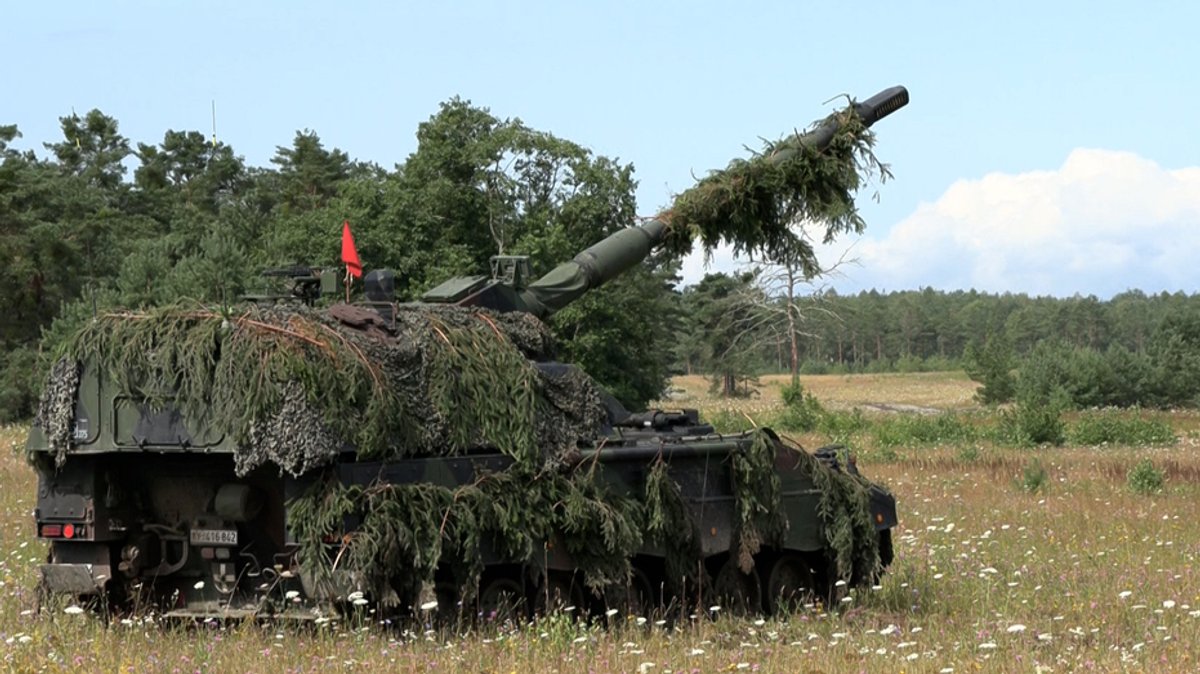 Eine Panzerhaubitze 2000 des Panzerartilleriebataillons 375 bei einer Übung. Das Bataillon wurde 2023 neu aufgestellt.