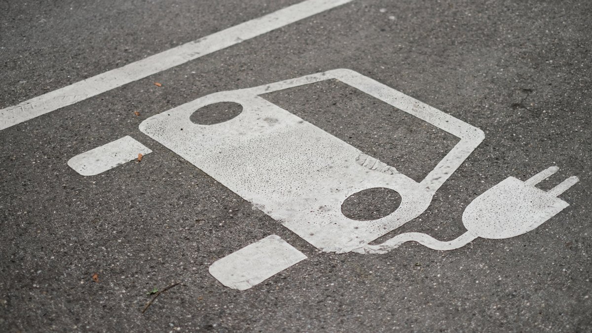 Auf dem Asphalt markiert ein Symbol für ein Elektroauto einen Parkplatz zum Laden. (Symbolbild)