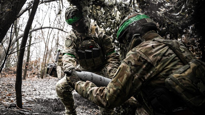 Ukrainische Soldaten bei Pokrowsk | Bild: picture alliance / abaca | Smoliyenko Dmytro/Ukrinform/ABACA Ukrainische Soldaten bei Pokrowsk