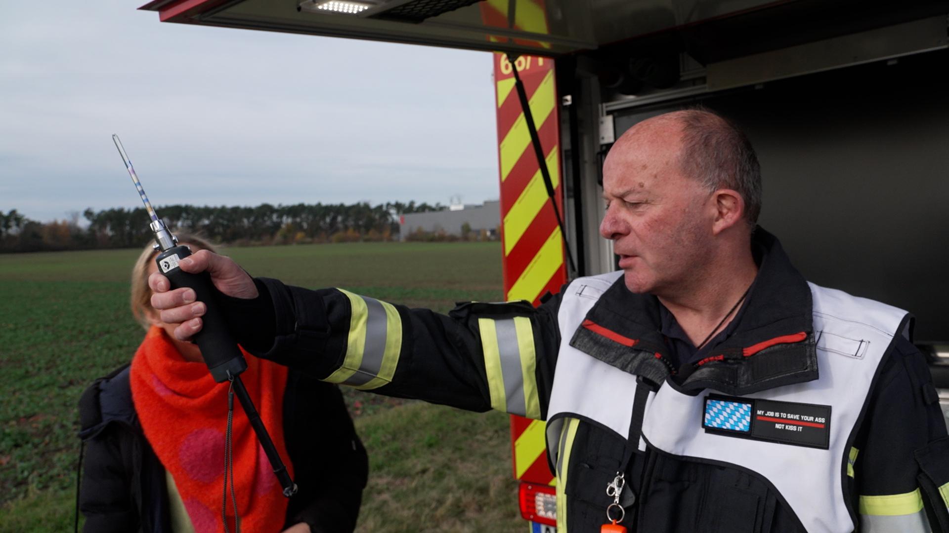 Die Feuerwehr in Karlstein bei Luftmessungen.