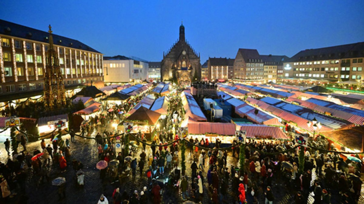 Der Nürnberger Christkindlesmarkt auf dem Hauptmarkt der Stadt